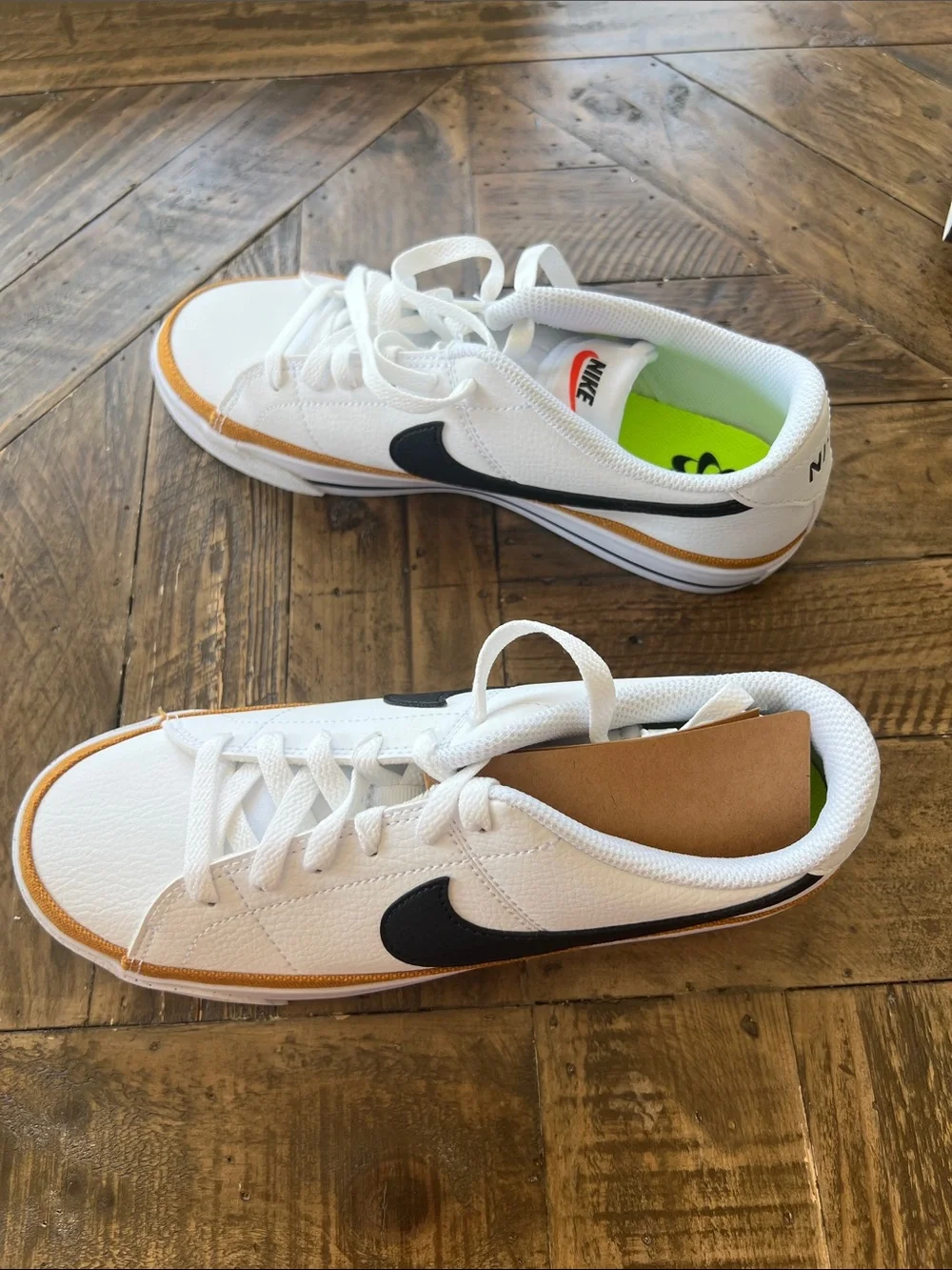 Nike Women's White Black and Tan Low-Top Sneakers